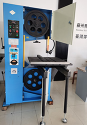<a href=http://www.163-zj.cn target=_blank class=infotextkey>立式鋸床</a>是國際普遍且工業(yè)發(fā)展不可缺少的實驗解剖機，一般金屬材料的切斷、凡鋸刃所及的地方都可以做切斷